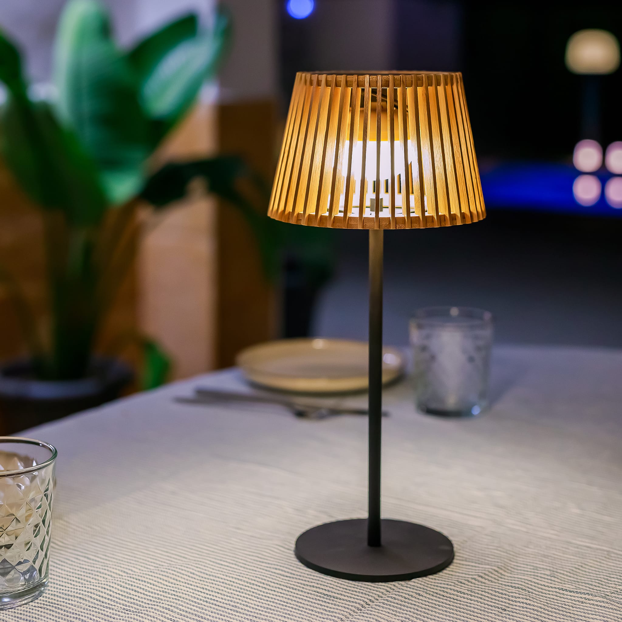 Okinawa - Solar-charged Table Lamp